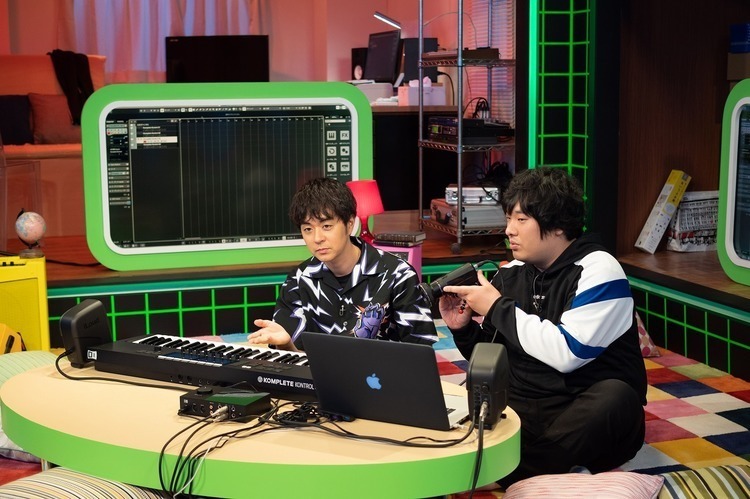 岡崎体育×前山田健一、2人でMCを務める音楽番組を放送。ガチ苦労話や即興曲作りも